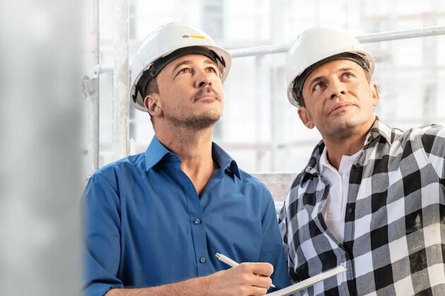 Landingpage_Kampagne_Bewusst_bauen_Sto_Motiv_Service_Beratung_Baustelle_Sto-Berater_Fachhandwerker_2400x1600px_W1476xH0 Landingpage_Kampagne_Bewusst_bauen_Sto_Motiv_Service_Beratung_Baustelle_Sto-Berater_Fachhandwerker_2400x1600px_W1476xH0