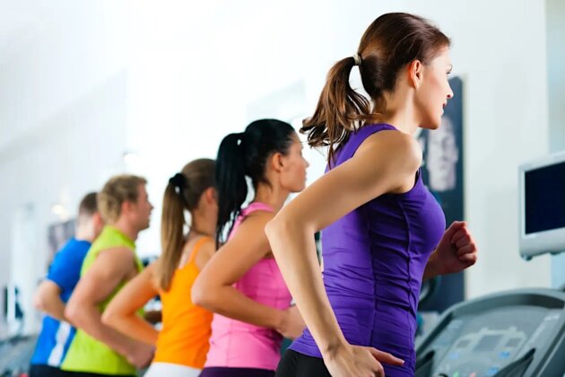 Leute laufen auf Laufband im Fitnessstudio Leute laufen auf Laufband im Fitnessstudio
