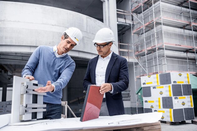 Consultation-on-the-construction-site-project-manager-and-architect-on-the-construction-site_W2400xH0